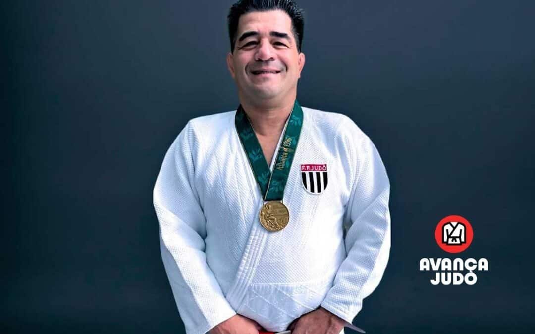 Henrique Guimarães com a medalha conquistada nos Jogos Olímpicos de Atlanta (1996) © Arquivo