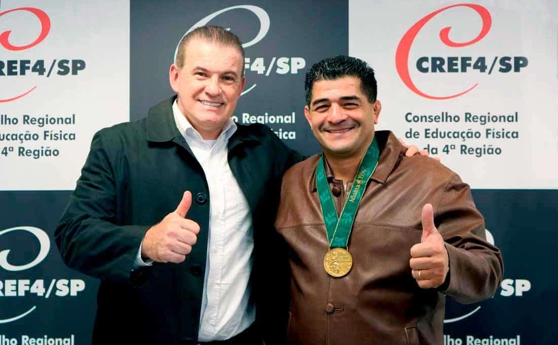 Henrique Guimarães com o deputado federal Evandro Roman na sede do CREF4/SP em 2022 © fpjcom